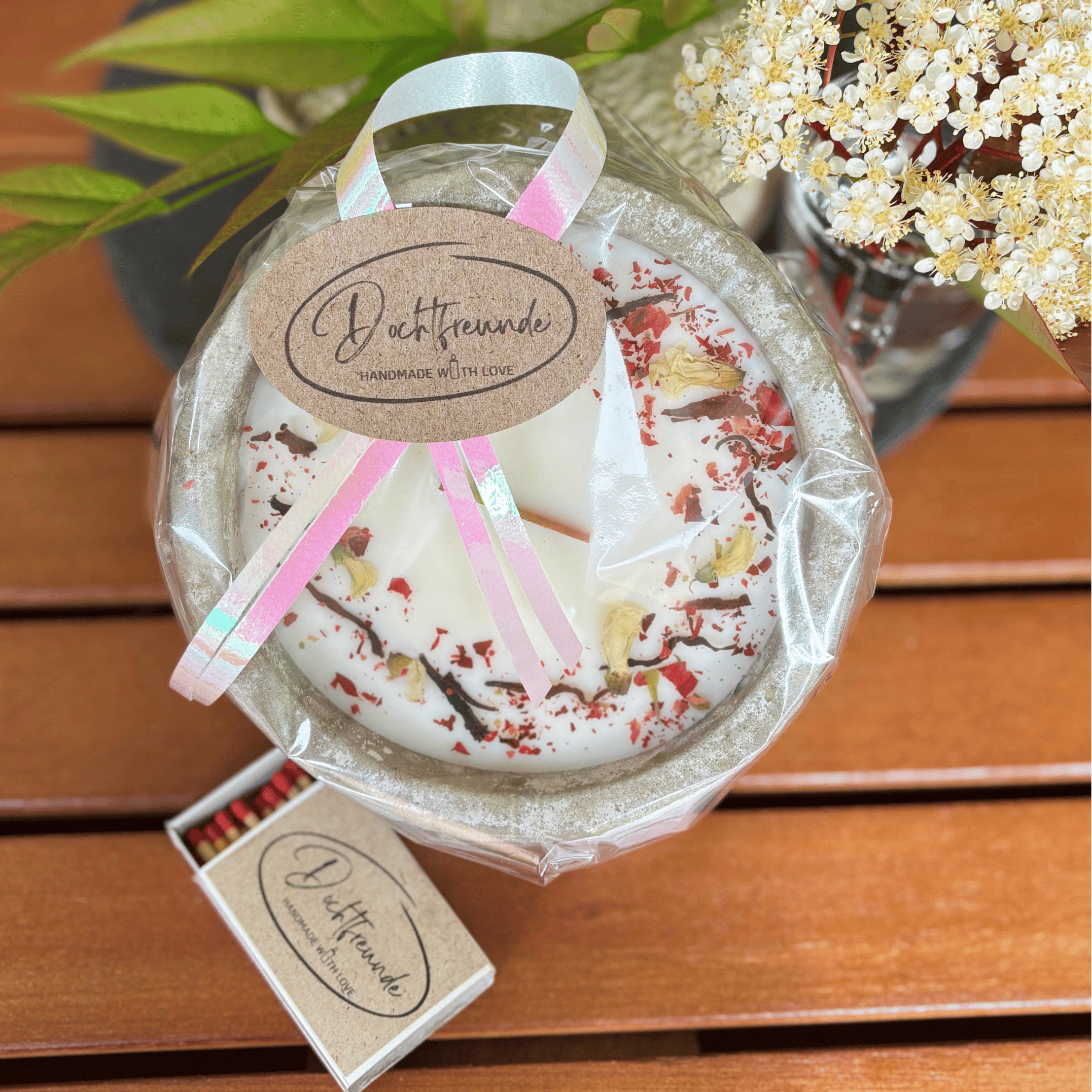 Zwei Docht Betonkerze Betongrau „Grey Orange“ für Herbst und Winter - Stilvolle Aroma Sojawachskerze für Ihr Zuhause. Mit Blütenverzierung und HOCHWERTIGEM Baumwolldocht aus dem Südschwarzwald