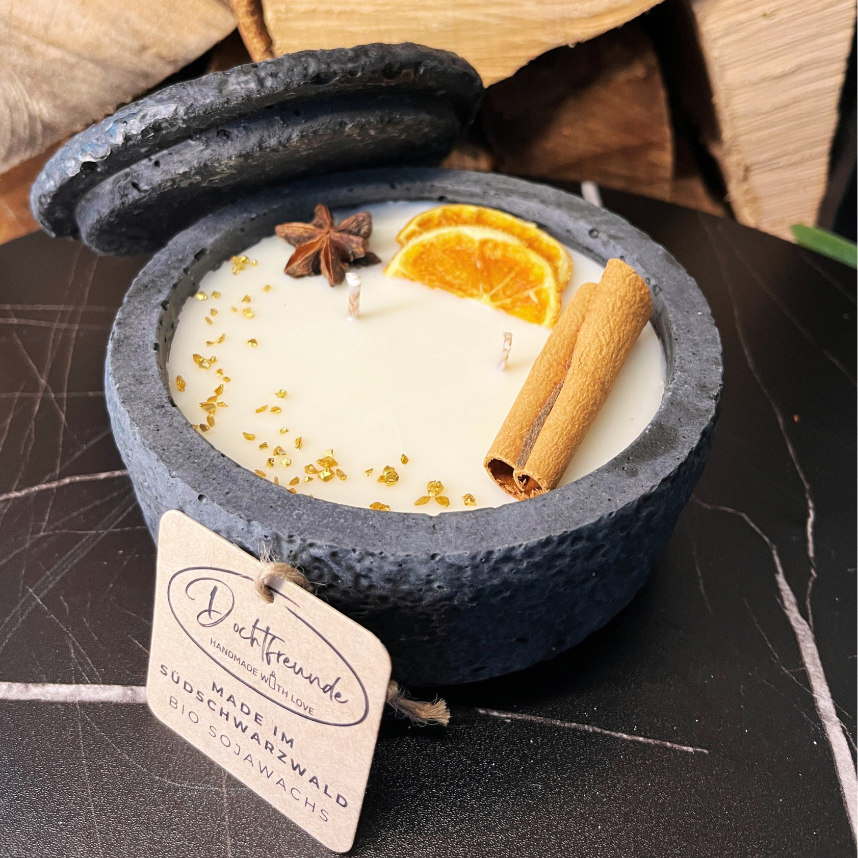 Handgemachtes Betonkerzen-Set 3x Schwarz "Black Cinnamon" - Stilvolle Sojawachskerze für Ihr Zuhause. Aromatherapie Kerze mit Blütenverzierung und HOCHWERTIGEM Baumwolldocht aus dem Südschwarzwald