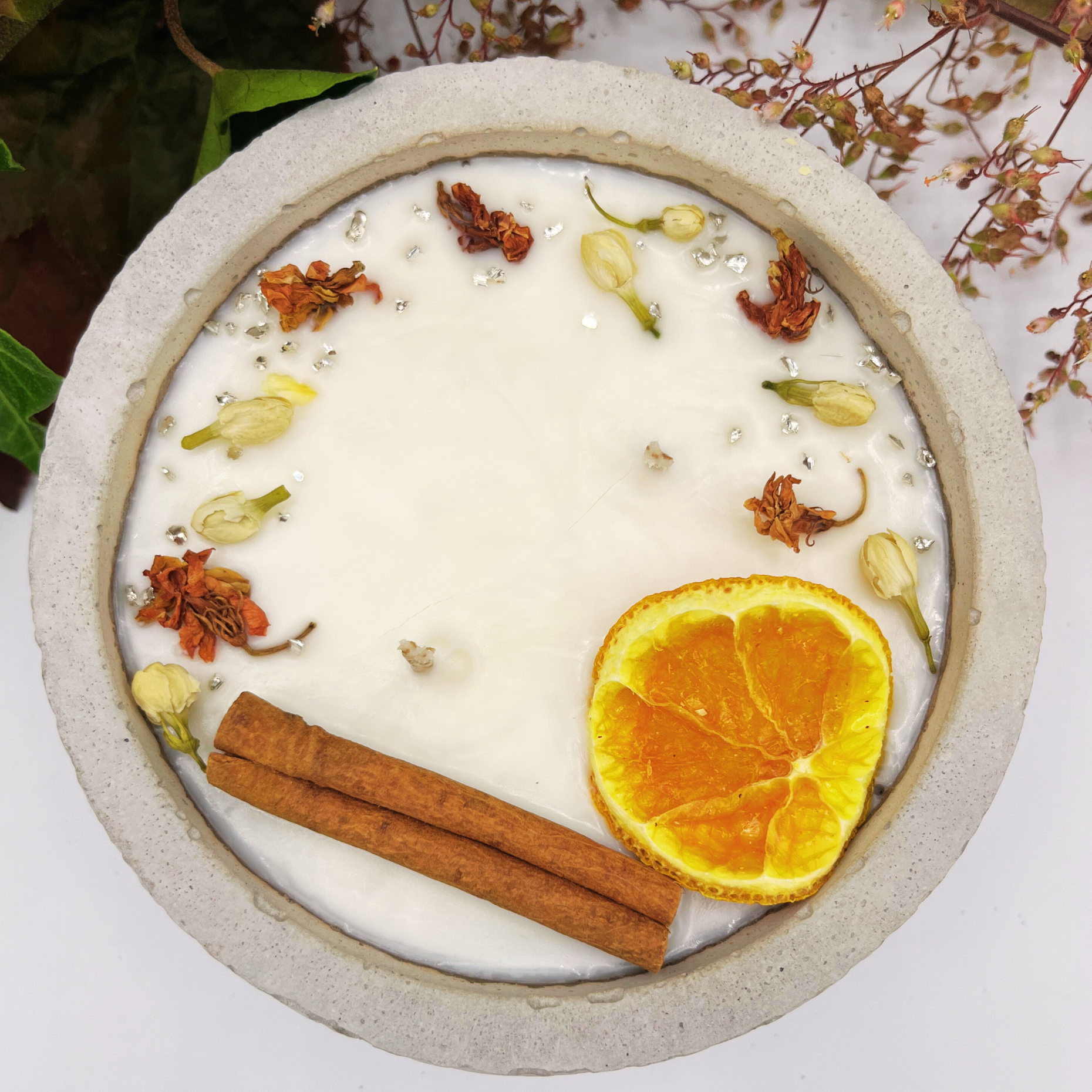 Zwei Docht Betonkerze Betongrau „Grey Orange“ für Herbst und Winter - Stilvolle Aroma Sojawachskerze für Ihr Zuhause. Mit Blütenverzierung und HOCHWERTIGEM Baumwolldocht aus dem Südschwarzwald